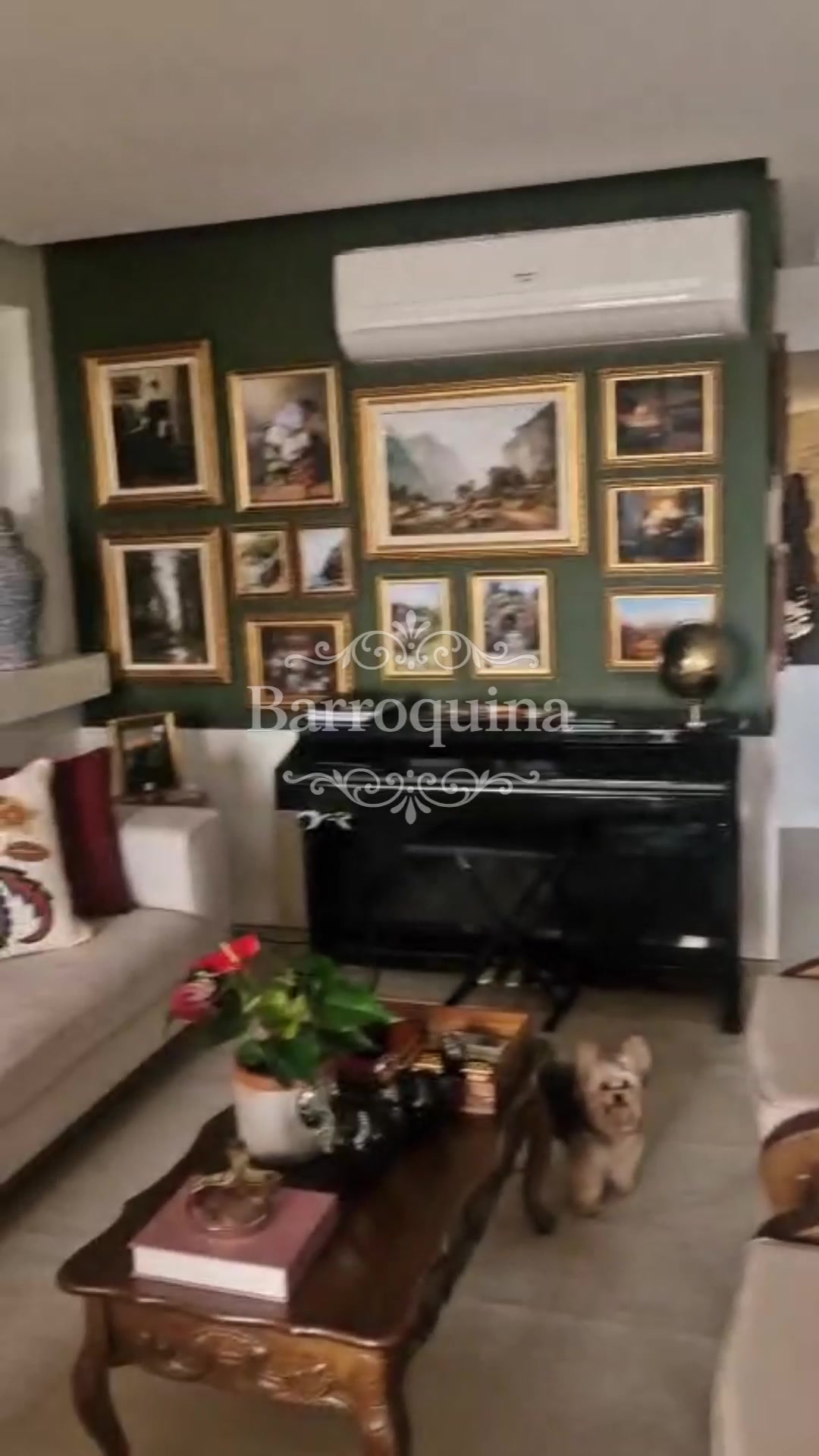 Composição de quadros clássicos na sala de Ana Carolina | Barroquina
