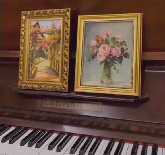 Quadros clássicos sobre o piano na Aurora Porcelanas | Ateliê Barroquina